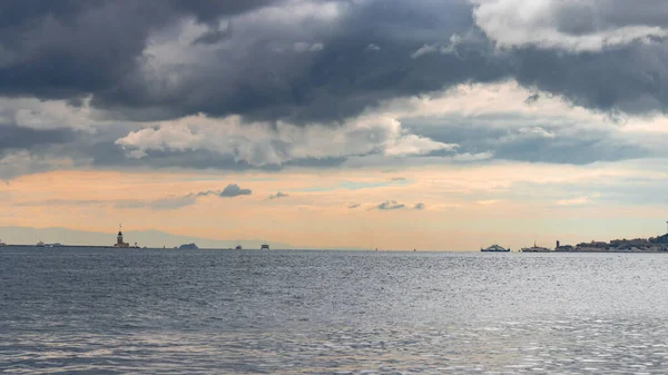 Panorama du Bosphore avec ciel dramatique au coucher du soleil — Photo