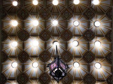 İstanbul, Türkiye - 6 Ekim 2021: Osmanlı sarayının hamamının tavanı