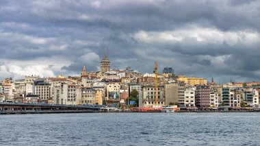 İstanbul 'un tarihi kesiminde Galata Kulesi ile deniz manzarası