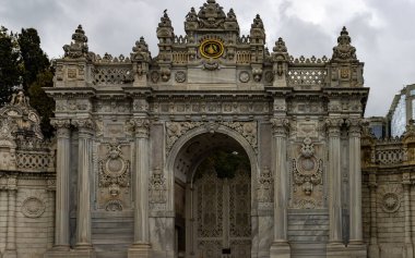 İstanbul, Türkiye - 6 Ekim 2021: Sultan 'ın Kapısı, Dolmabahce Sarayı' nın ana giriş kapısı