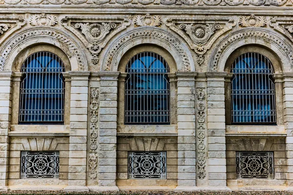 Estambul, Turquía - 6 de octubre de 2021: Fachada con ventanas del edificio principal del palacio Dolmabahce. Foto de alta calidad —  Fotos de Stock