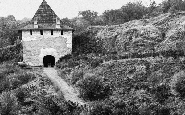 带有大门的城堡墙黑白旧照的概念 — 图库照片