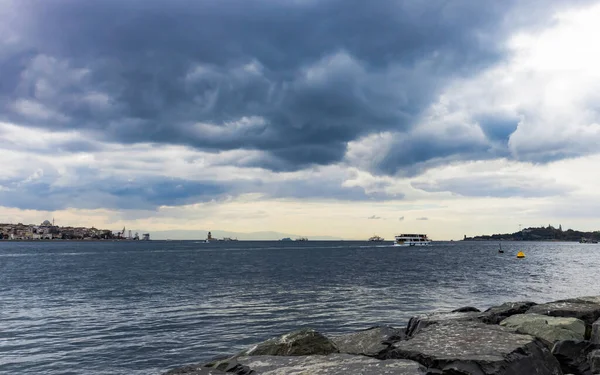 Günbatımında dramatik gökyüzü olan Boğaz manzarası