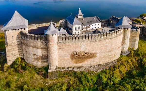 Ukrayna 'daki Dinyester Nehri kıyısındaki antik Khotyn Kalesi' nin havadan görünüşü