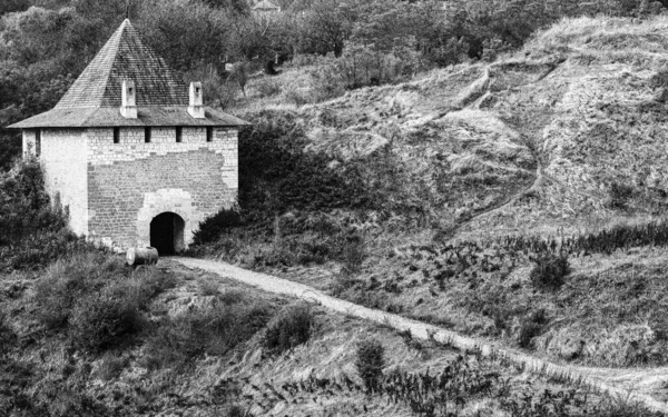 Conceito de foto preta e branca velha de parede fortificada do castelo com portão — Fotografia de Stock