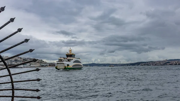 Passenger ferry va à Istanbul par l'entrée principale du Bosphore — Photo