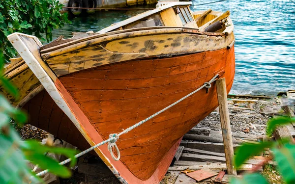 Брошенная деревянная рыбацкая лодка на переднем плане, рядом с Босфором в Стамбуле — стоковое фото