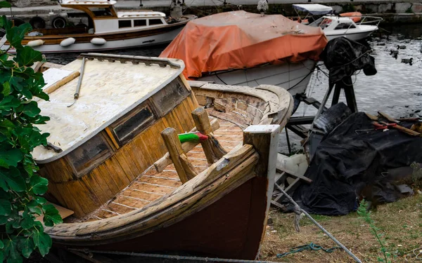 Брошенная деревянная рыбацкая лодка на переднем плане, рядом с Босфором в Стамбуле — стоковое фото