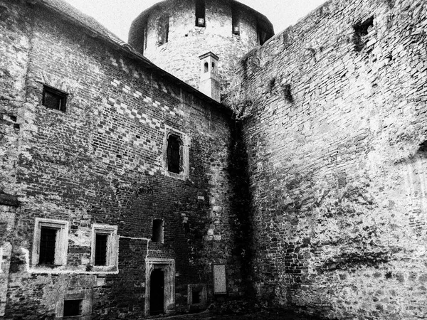 Fachada de edifícios residenciais da fortaleza velha do século de XVI — Fotografia de Stock