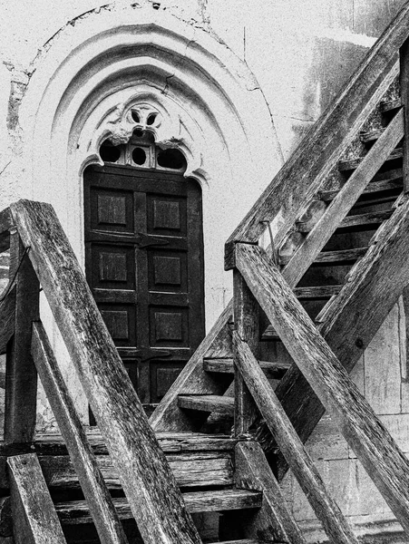废弃城堡中木制楼梯的黑白旧照概念. — 图库照片