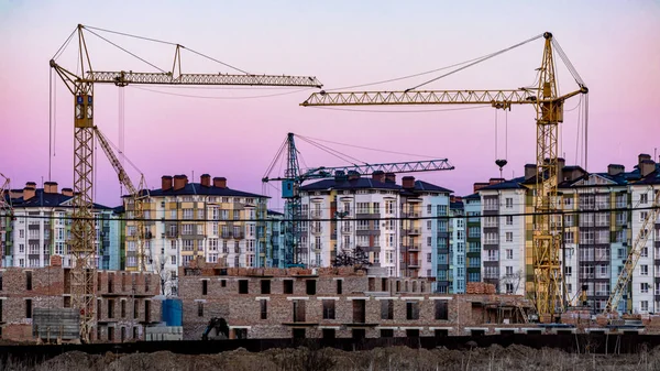 İnşaat kompleksi üzerinde çalışan vinçleri olan büyük bir şantiye.