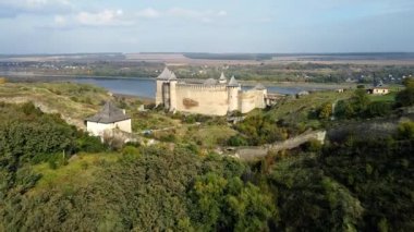 Ukrayna 'daki Dniester Nehri kıyısındaki antik Khotyn Kalesi' nin klibi.