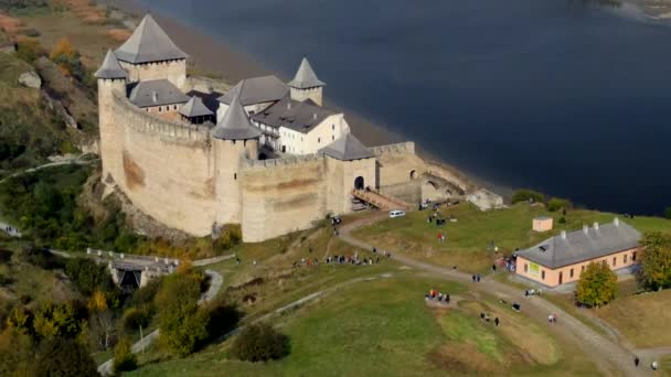 Воздушное видео древней Хотинской крепости на берегу Днестра в Украине — стоковое видео