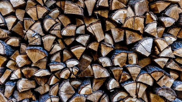 Kış için yakılacak odunların, doğranmış ve kurutulmuş odunların yakın plan fotoğrafı.
