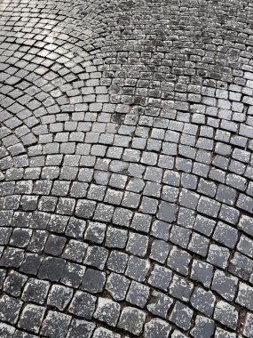Güneş altında yağmurdan sonra kaldırımın bir kısmını kapat