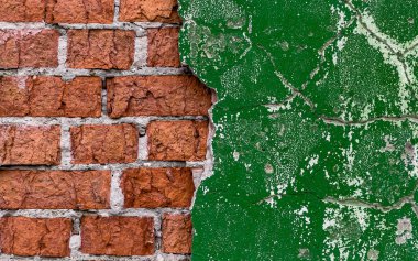 Eski püskü yeşil boyalı kırmızı tuğla duvar.