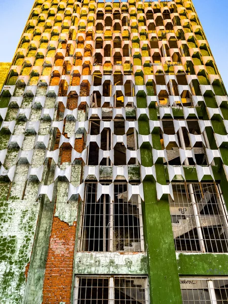 Cara, fachada. El catastrófico declive del edificio de la era comunista. Diseño arquitectónico de la era comunista — Foto de Stock