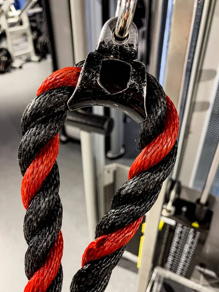 Bir spor simülatörü elemanı, sapı, ipi, kırmızı ve siyah rengi