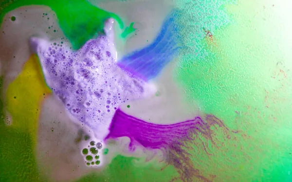 Yıldız şeklinde banyo bombası suda çok renkli boyalar ile çözünür.