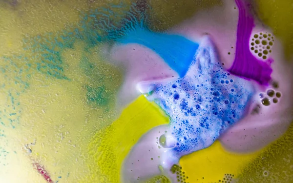 Yıldız şeklinde banyo bombası suda çok renkli boyalar ile çözünür.