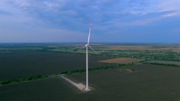 Vista aérea de turbinas de ar em uma posição parada em um campo cultivado — Vídeo de Stock