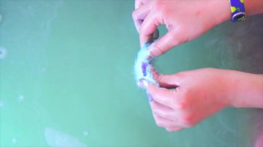 Çocuk kalemlerin banyo bombasıyla oynayıp suda erittiği en iyi manzara.