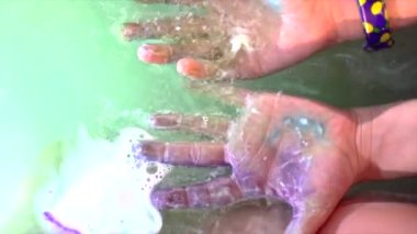 Çocuk, banyo yaparken ellerini yıkar. Hijyen ve temiz eller.