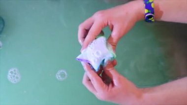 Çocuk kalemlerin banyo bombasıyla oynayıp suda erittiği en iyi manzara.
