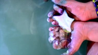Çocuk kalemlerin banyo bombasıyla oynayıp suda erittiği en iyi manzara.