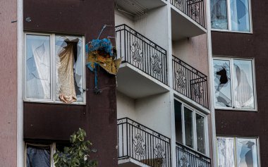 Bucha, Ukrayna - 22 Mayıs 2022: Pencereleri ve balkonları olan bir konut binasının ön cephesinde tank atışı izleri. Yüksek kalite fotoğraf.