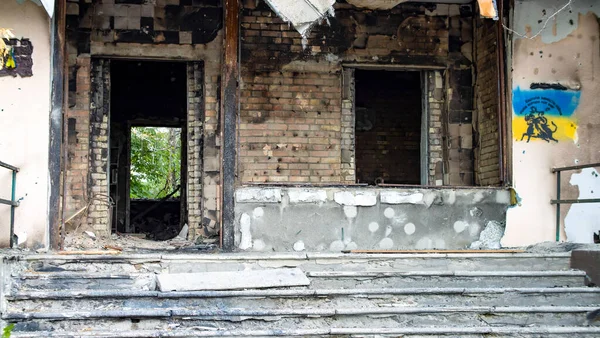 BUCHA, UKRAINE - 20 Haziran 2022: Rus ordusunun saldırısının sonuçları: vuruldu, bombalandı, evleri ve evleri yakıldı. Yüksek kalite fotoğraf.