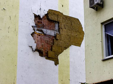 BUCHA, UKRAINE - 20 Haziran 2022: Rus ordusunun saldırısının sonuçları: vuruldu, bombalandı, evleri ve evleri yakıldı. Yüksek kalite fotoğraf.