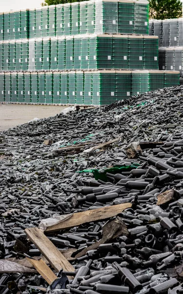 Bir mermi isabet ettikten sonra kırılan şişelerden oluşan bir dağ. Savaş sırasında mülke zarar verme kavramı. Yüksek kalite fotoğraf