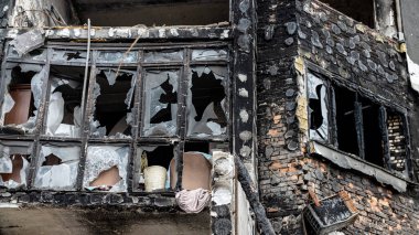 BUCHA, UKRAINE - 20 Haziran 2022: Rus ordusunun saldırısının sonuçları: vuruldu, bombalandı, evleri ve evleri yakıldı. Yüksek kalite fotoğraf.