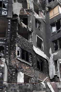 BUCHA, UKRAINE - 20 Haziran 2022: Rus ordusunun saldırısının sonuçları: vuruldu, bombalandı, evleri ve evleri yakıldı. Yüksek kalite fotoğraf.