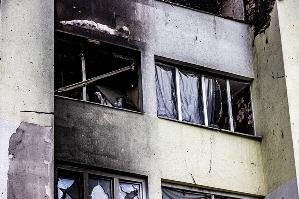 BUCHA, UKRAINE - 20 Haziran 2022: Rus ordusunun saldırısının sonuçları: vuruldu, bombalandı, evleri ve evleri yakıldı. Yüksek kalite fotoğraf.