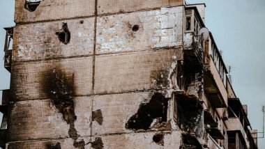 Irpin, Ukrayna - 22 Mayıs 2022: Rus ordusunun saldırısının sonuçları: vuruldu, bombalandı, evleri ve evleri yakıldı. Yüksek kalite fotoğraf.