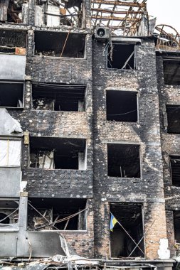 Irpin, Ukrayna - 22 Mayıs 2022: Rus ordusunun saldırısının sonuçları: vuruldu, bombalandı, evleri ve evleri yakıldı. Yüksek kalite fotoğraf.