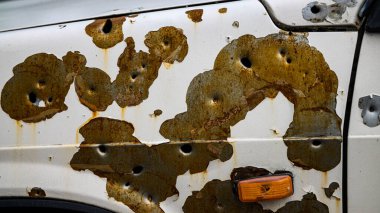 Irpin, Ukrayna - 22 Mayıs 2022: Rus ordusunun askerleri tarafından sivil bir araca sayısız el ateş edildi. Yüksek kalite fotoğraf.