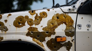 Irpin, Ukrayna - 22 Mayıs 2022: Rus ordusunun askerleri tarafından sivil bir araca sayısız el ateş edildi. Yüksek kalite fotoğraf.