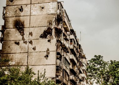 Irpin, Ukrayna - 22 Mayıs 2022: Rus ordusunun saldırısının sonuçları: vuruldu, bombalandı, evleri ve evleri yakıldı. Yüksek kalite fotoğraf.