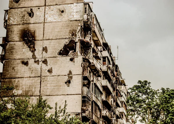 Irpin, Ukrayna - 22 Mayıs 2022: Rus ordusunun saldırısının sonuçları: vuruldu, bombalandı, evleri ve evleri yakıldı. Yüksek kalite fotoğraf.