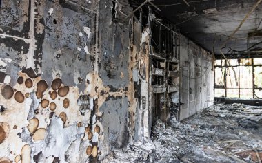 Irpin, Ukrayna - 22 Mayıs 2022: Yanmış odalı bir evin iç görünümü, Rus uçaklarının yerleşim binasına attığı hava bombasının sonucu olarak. Yüksek kalite fotoğraf