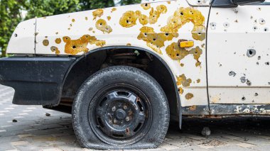 Irpin, Ukrayna - 22 Mayıs 2022: Rus ordusunun askerleri tarafından sivil bir araca sayısız el ateş edildi. Yüksek kalite fotoğraf.