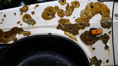 Irpin, Ukrayna - 22 Mayıs 2022: Rus ordusunun askerleri tarafından sivil bir araca sayısız el ateş edildi. Yüksek kalite fotoğraf.