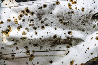 Bucha, Ukrayna - 22 Mayıs 2022: Rus ordusunun askerleri tarafından sivil bir araca sayısız el ateş edildi. Yüksek kalite fotoğraf.