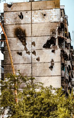 Irpin, Ukrayna - 22 Mayıs 2022: Rus ordusunun saldırısının sonuçları: vuruldu, bombalandı, evleri ve evleri yakıldı. Yüksek kalite fotoğraf.