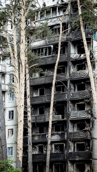 Irpin, Ukrayna - 22 Mayıs 2022: Rus ordusunun saldırısının sonuçları: vuruldu, bombalandı, evleri ve evleri yakıldı. Yüksek kalite fotoğraf.