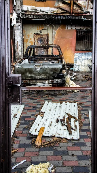 Irpin Ucrânia Maio 2022 Carro Queimado Pátio Bombardeado Consequências Ocupação — Fotografia de Stock