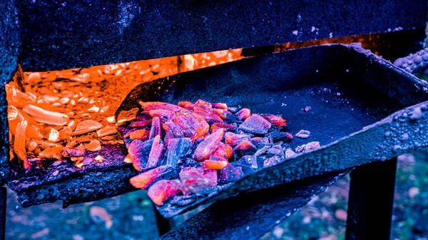 Використовуючи Лопату Щоб Довести Вугілля Полум Всередині Гриля Лопата Гарячого — стокове фото